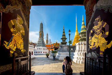 Femme au temple Wat Phra Kaew