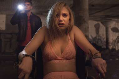 maika monroe in it follows