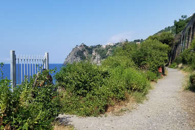 path down to Guvano Beach