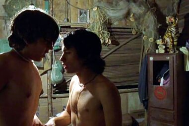 gael garcia bernal and diego luna kiss, y tu mama tambien kiss