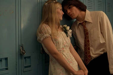 kirsten dunst and josh hartnett in the virgin suicides