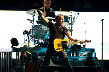 bruce springsteen performing