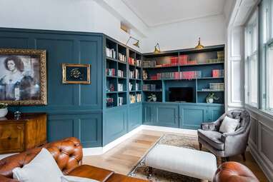 Edinburgh flat with secret bookshelf near Royal Mile
