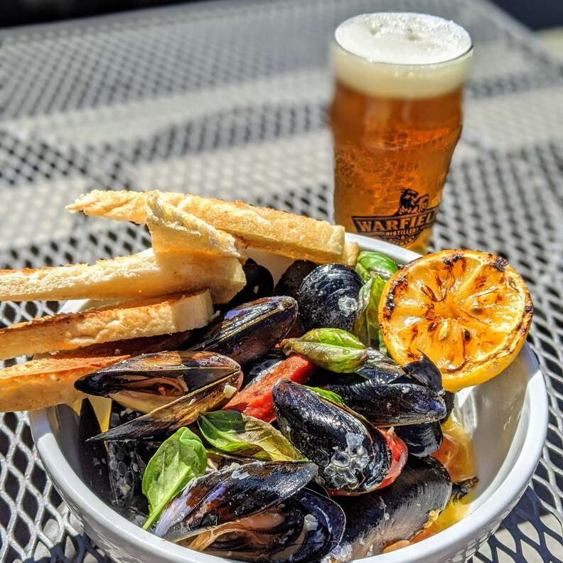 bowl of mussels