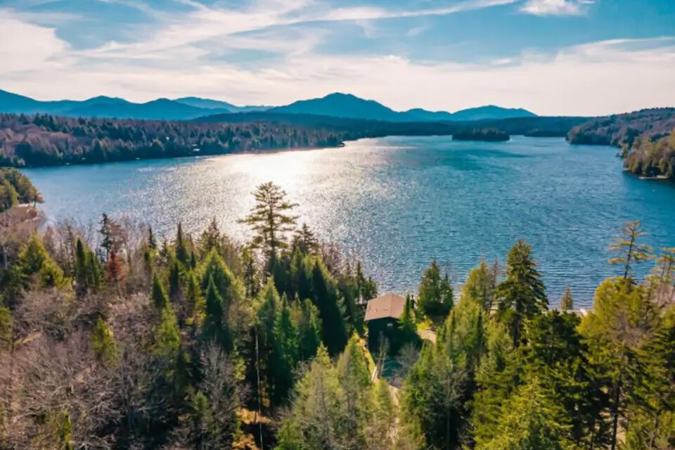 Cozy lakeside cottage with books, board games, & puzzles