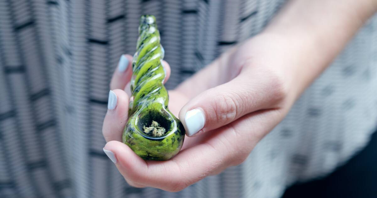 How to Clean a Glass Pipe in 5 Easy Steps