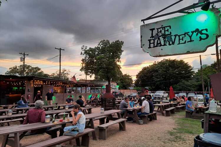 Best Dive Bars in Dallas: 15 Places You Need to Check Out Right Now -  Thrillist