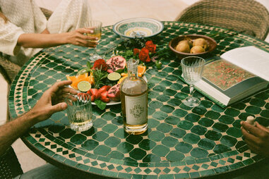 friends enjoying a bottle of basbas with fruit