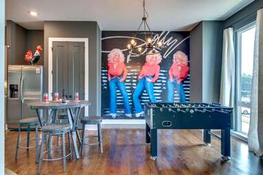 Group-friendly home with a “Dancing Dollies” mural