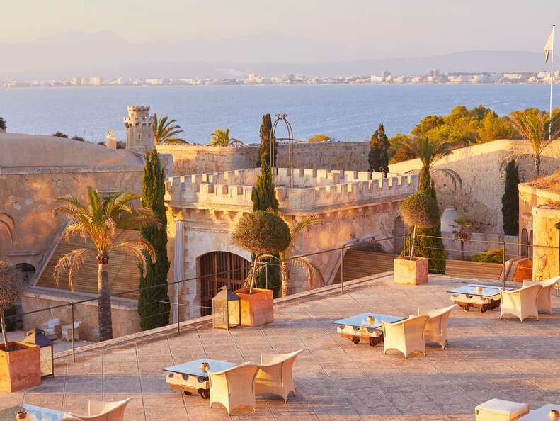 chaises sur la terrasse sur le toit