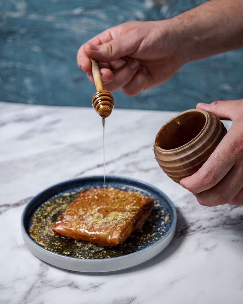 honey being drizzled