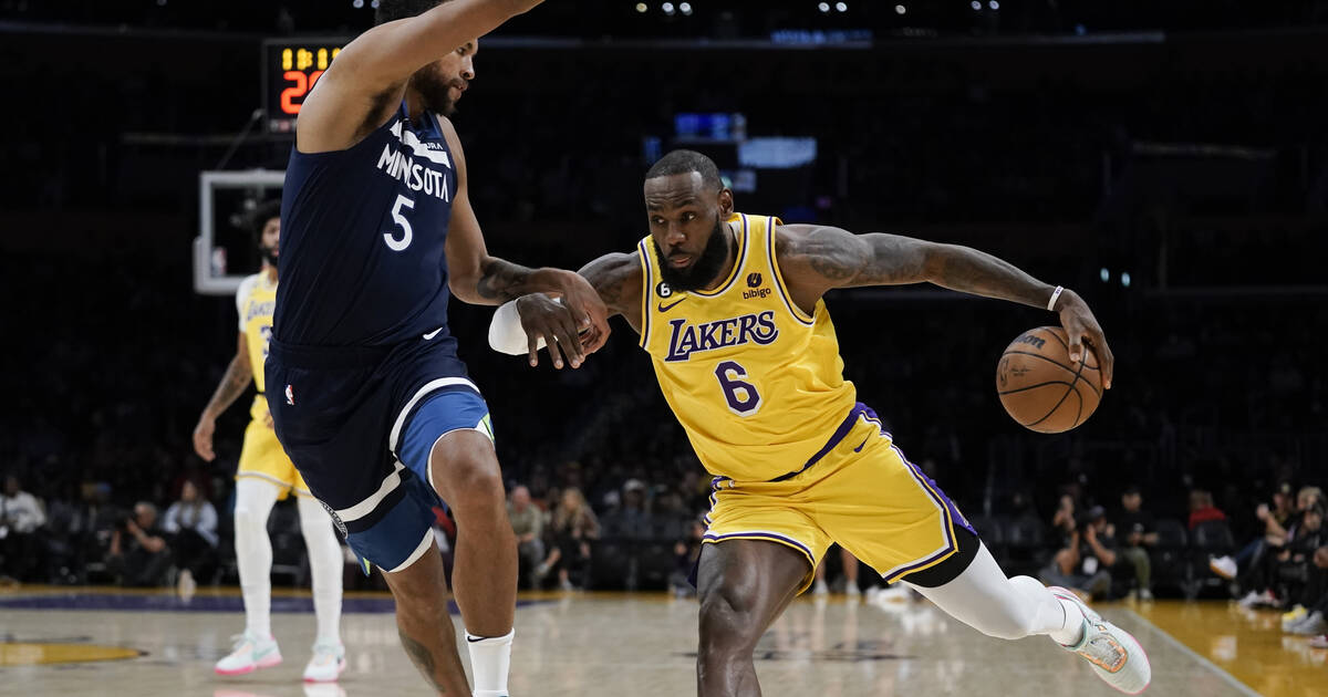 James moves to No. 2 on NBA scoring list in Lakers' loss