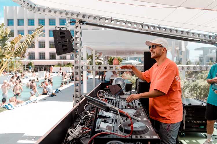 Best Summer Pool Parties: Fontainebleau - World Red Eye