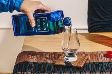 haig club whiskey pour