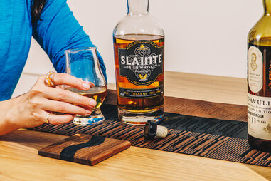 slainte whiskey pour