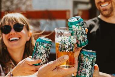 Gente tintineando cervezas en el Wicked Weed Funkatorium