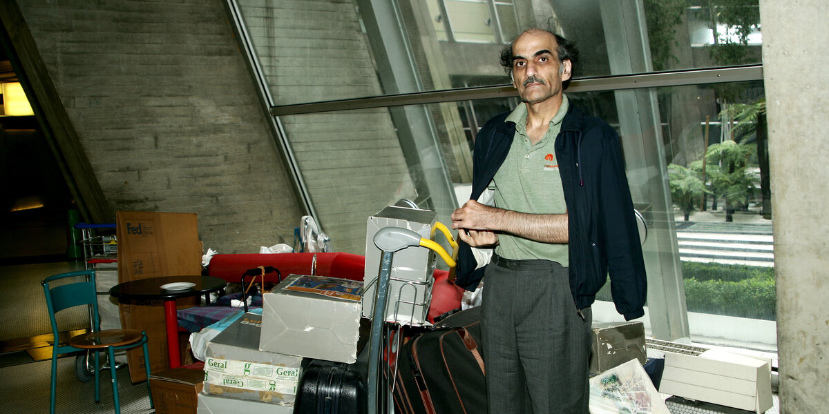 Iranian man whose experience inspired Spielberg's The Terminal dies in  Paris airport - CBS News