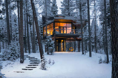 The Green O treehouse in winter