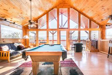 Striking Cabin with a Hot Tub and Mountain Views