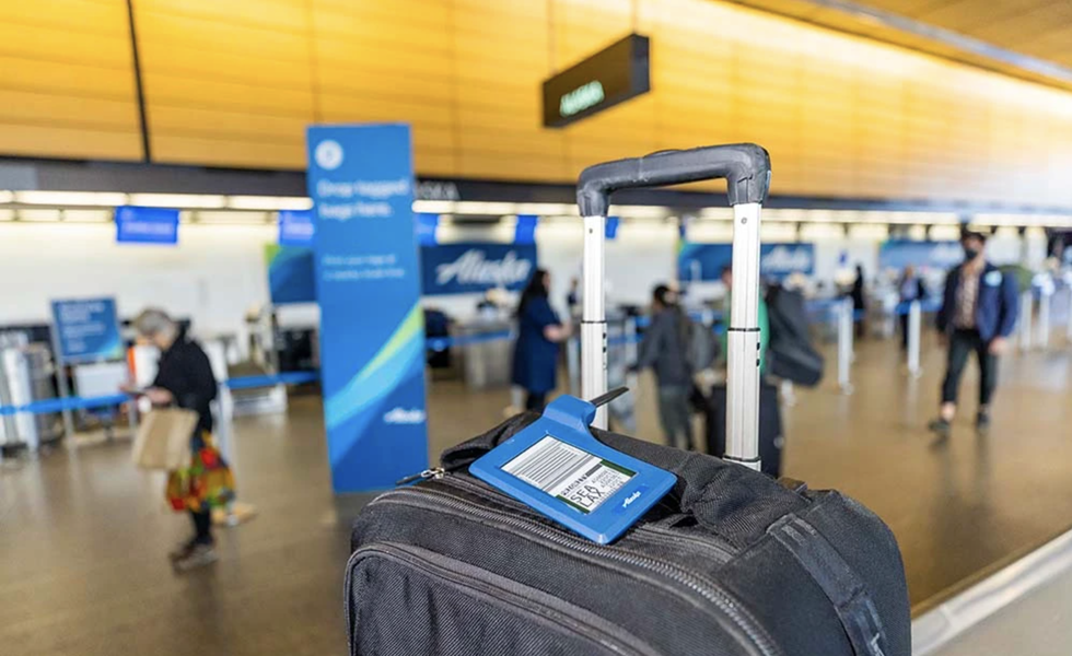 Alaska Airlines Introduces Electronic Bag Tag Program for Your Luggage