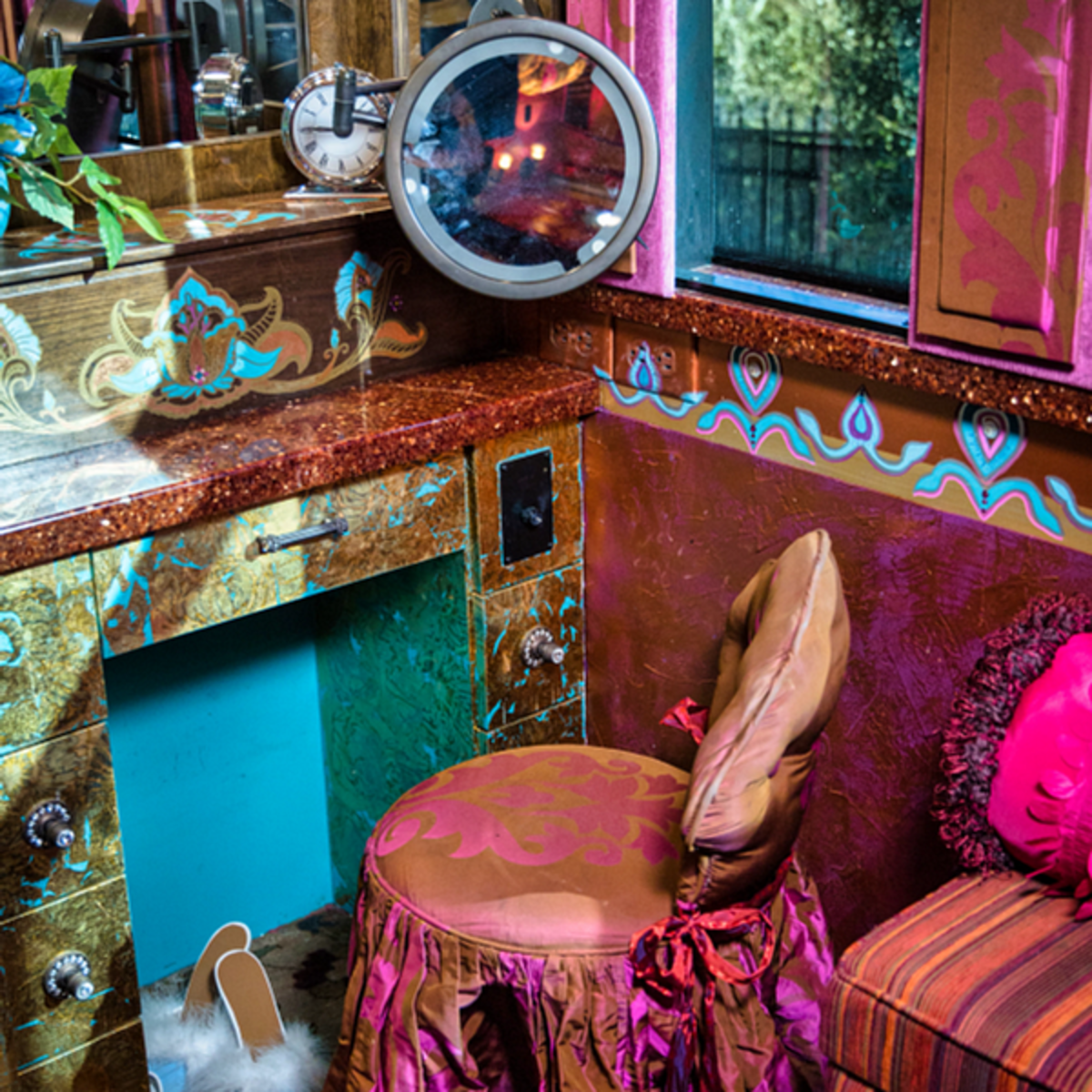 How to Stay in Dolly Parton's Tour Bus at Dollywood Thrillist