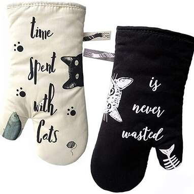A new kitchen accessory: Grevy Cat Oven Mitts 