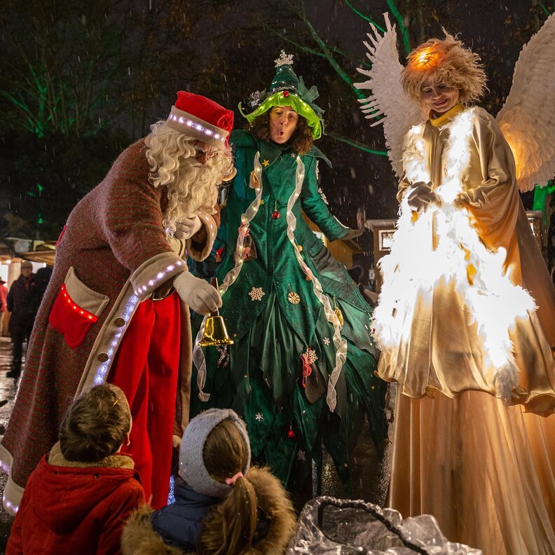 Art Advent am Karlsplatz stilt walkers