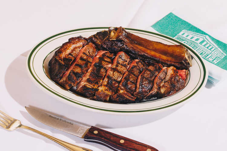 Best Steakhouses in NYC: Restaurants That Are Worth the Visit