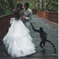 Newlyweds Can’t Believe Their Eyes As Monkey Family Interrupts Photo Shoot
