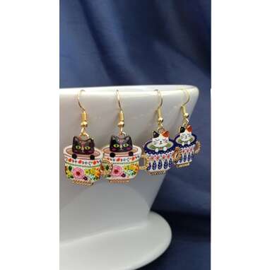 If you love cats *and* tea: Skippingstonecrafts Cat In Teacup Earrings