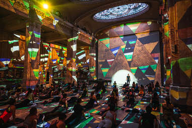 Hall des Lumières x Equinox vinyasa flow