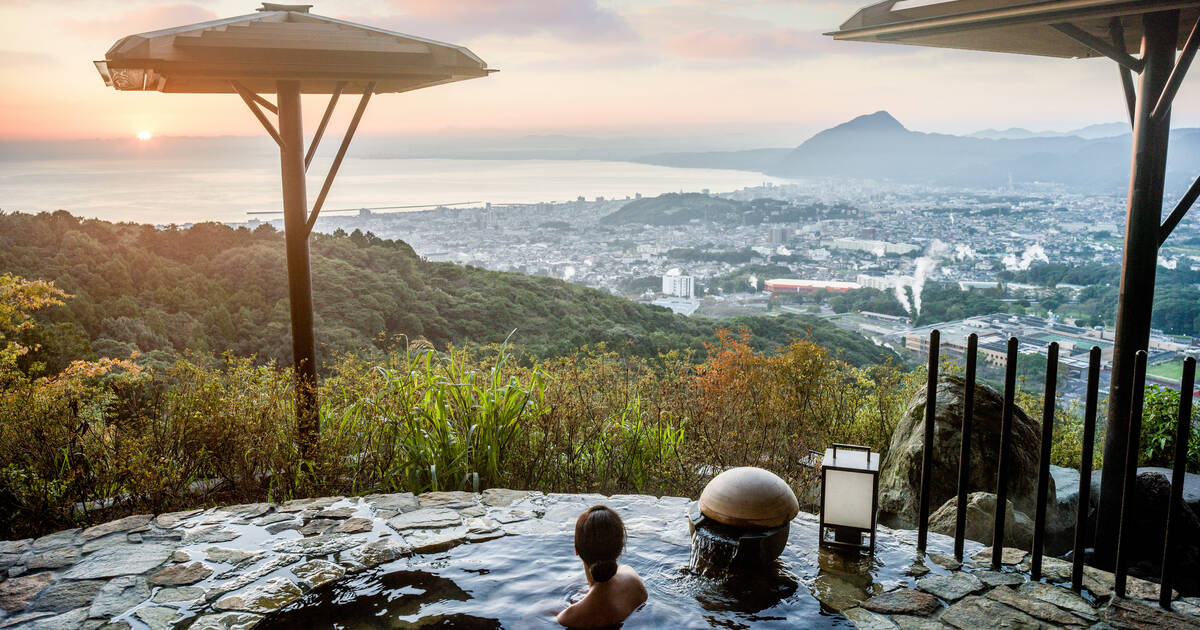 Best Hot Springs in Japan to Relax in Nature - Thrillist