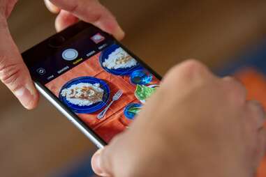 using iphone grid lines to take photo of food