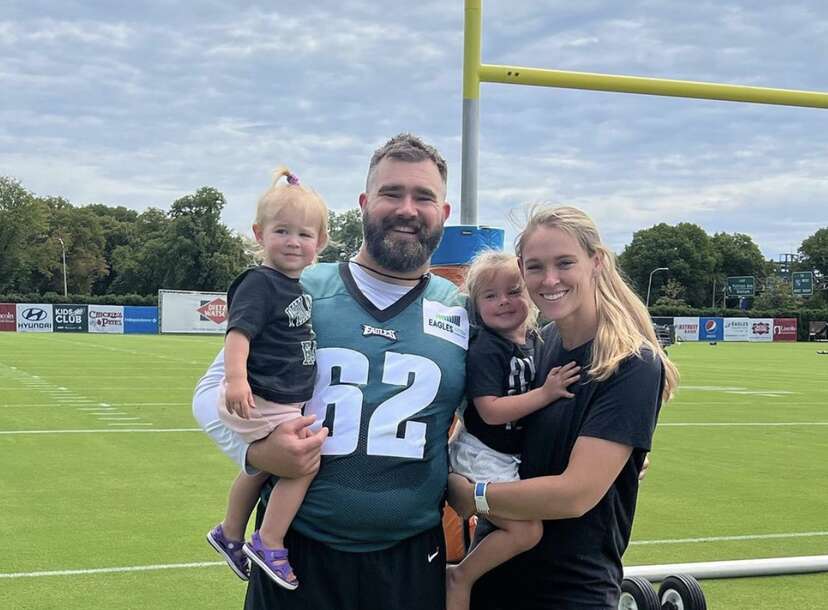 Eagles Player Says His Pregnant Wife Is Bringing Her OB/GYN to the Super  Bowl - NowThis