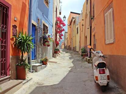 A colorful alley way. 