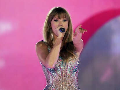 Taylor Swift Kicks Off US Eras Tour at Super Bowl Stadium - NowThis