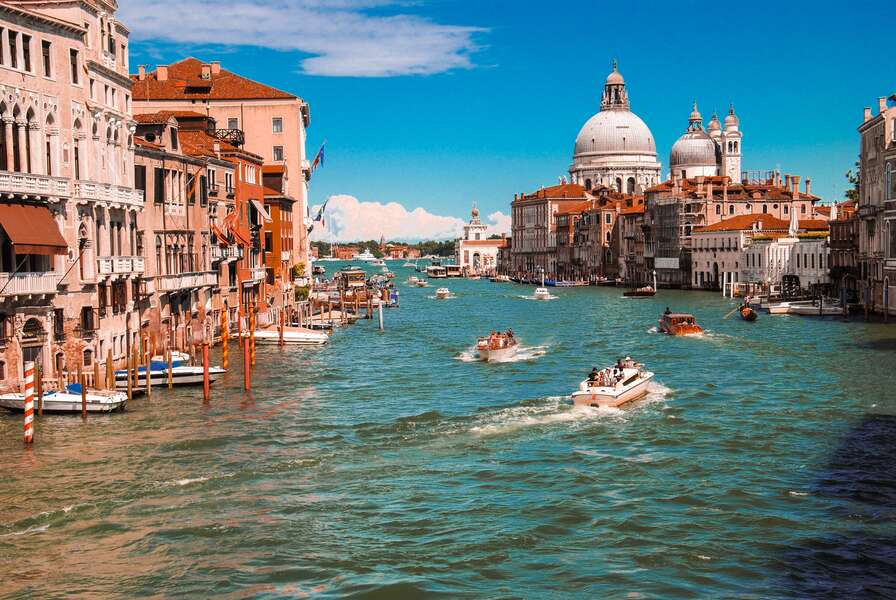 Venice Mayor Wants to Give 'Certificate of Stupidity' to Reckless Tourist