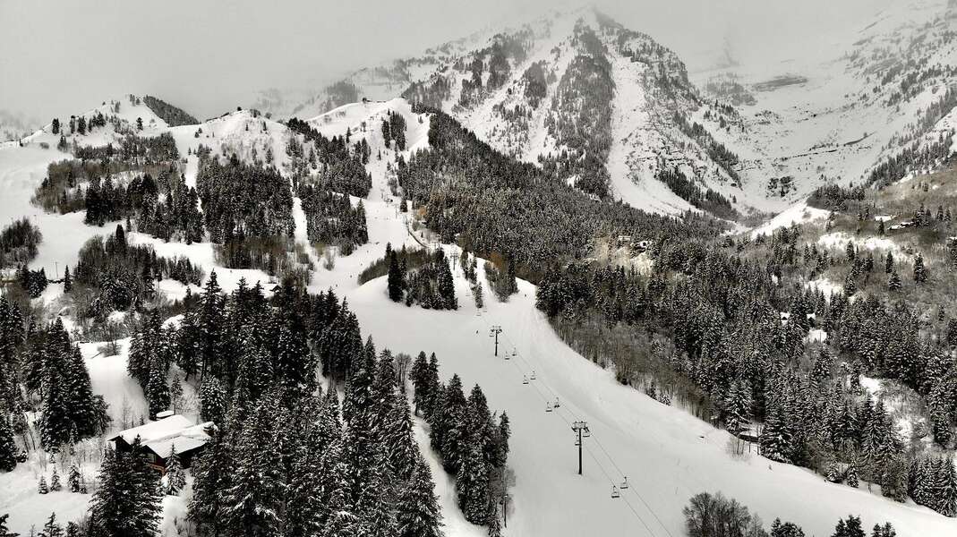 Massive 'Powdercloud' Avalanche at Utah Ski Resort Caught on Video