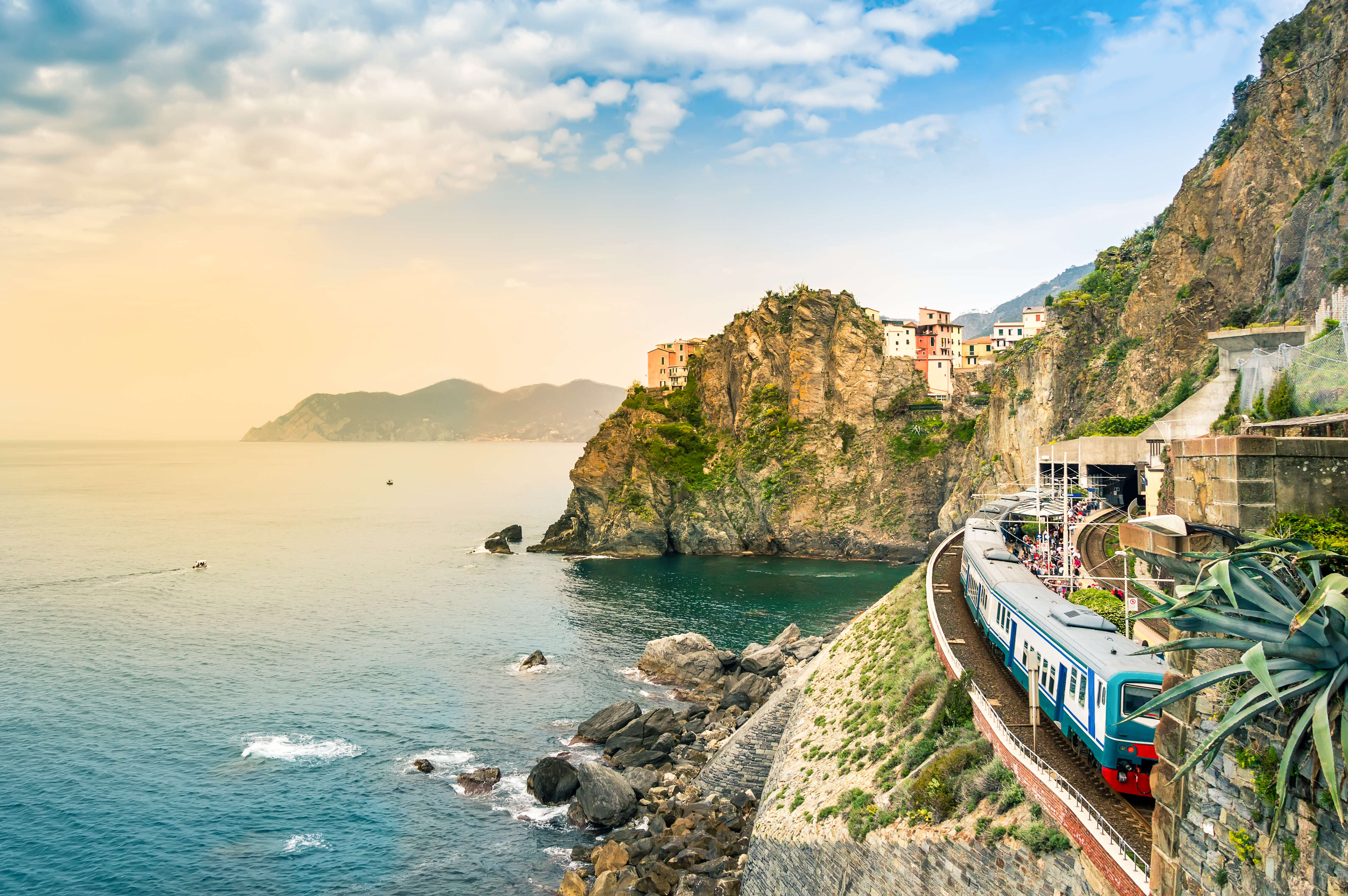 Guarda le meravigliose Cinque Terre in questo fantastico viaggio in treno italiano