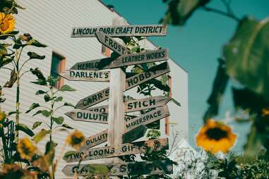 duluth sign pointing towards craft shops