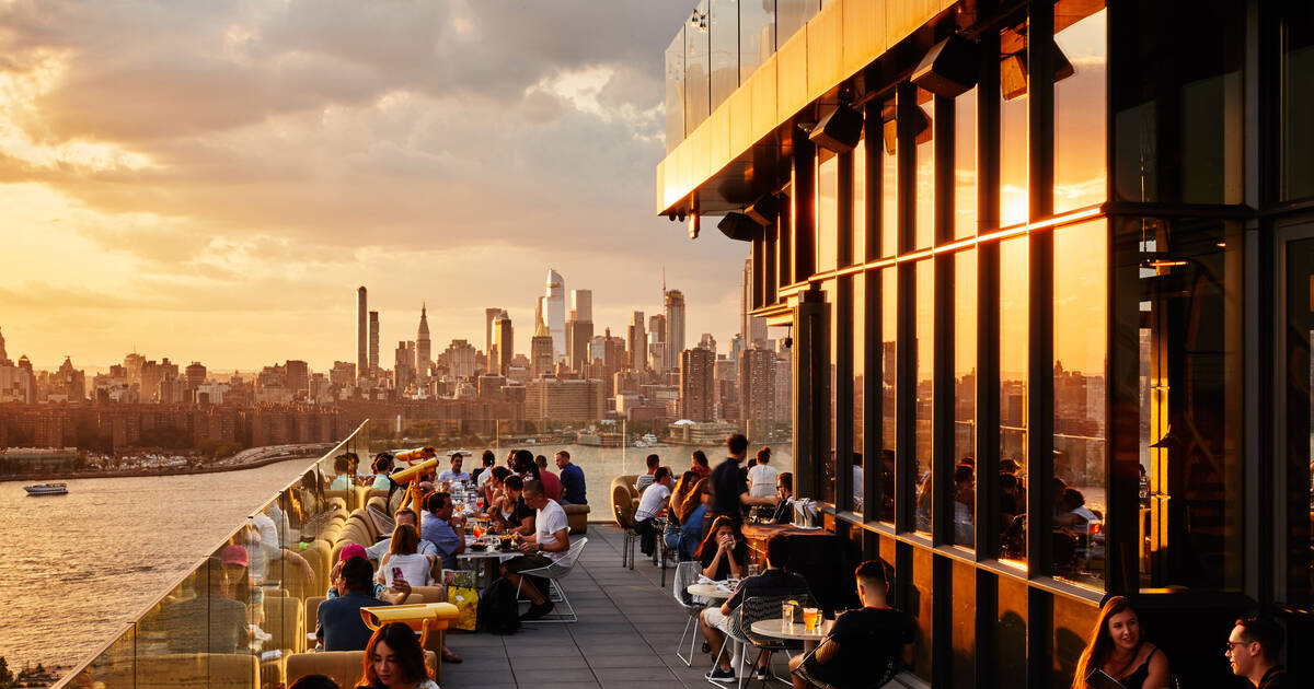 Super Bowl Viewing Party at Magic Hour Rooftop in Moxy Hotel NYC