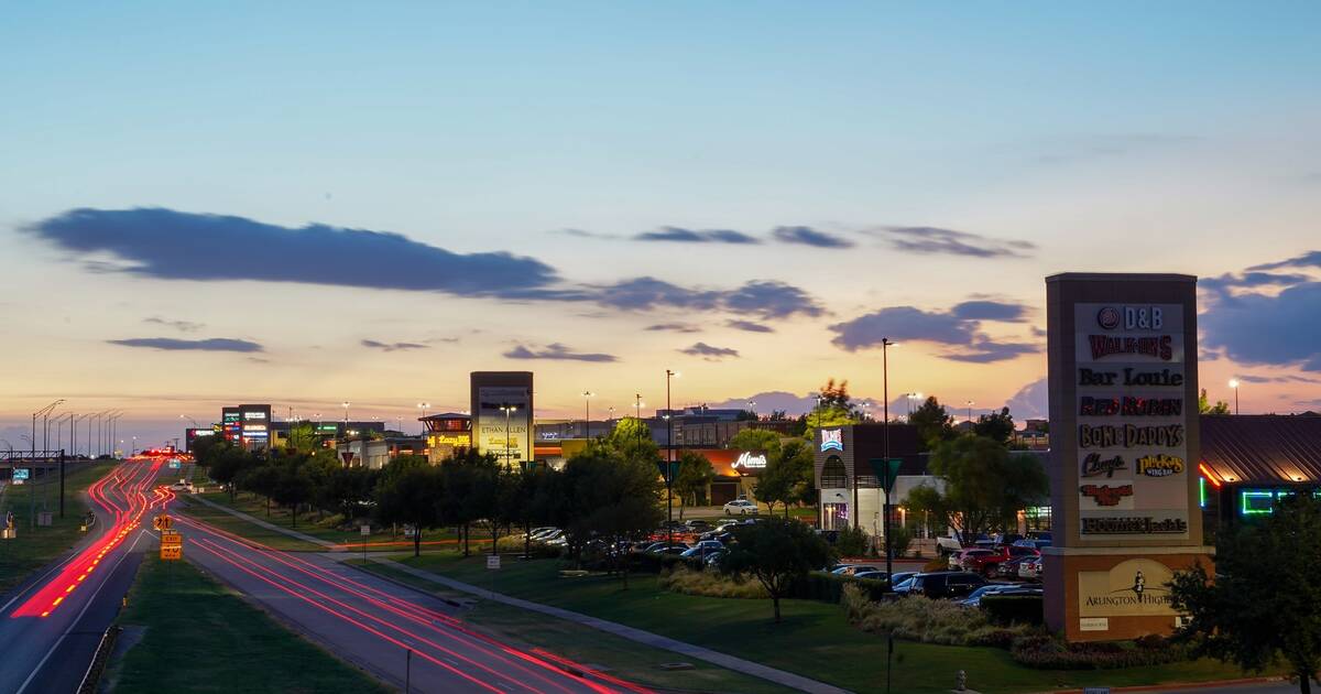 Summer Nights, Patio Drinks & Live Music in Arlington, TX