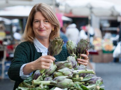food writer elizabeth minchilli shopping for artichokes