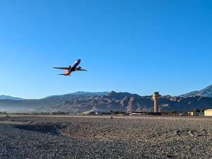 plane flying away from palm springs international airport