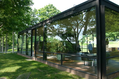exterior view of philip johnson’s glass house