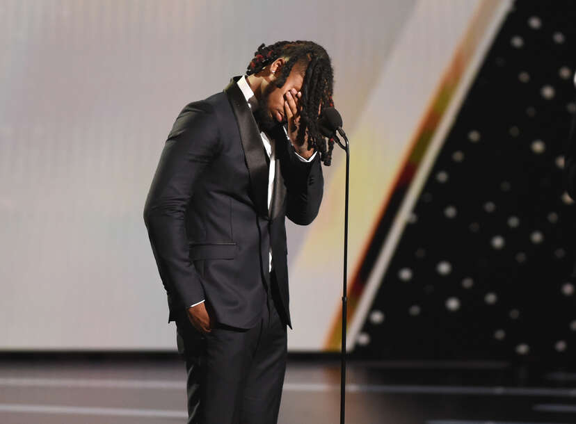 Damar Hamlin tears up onstage while honoring Buffalo Bills trainers who  saved his life