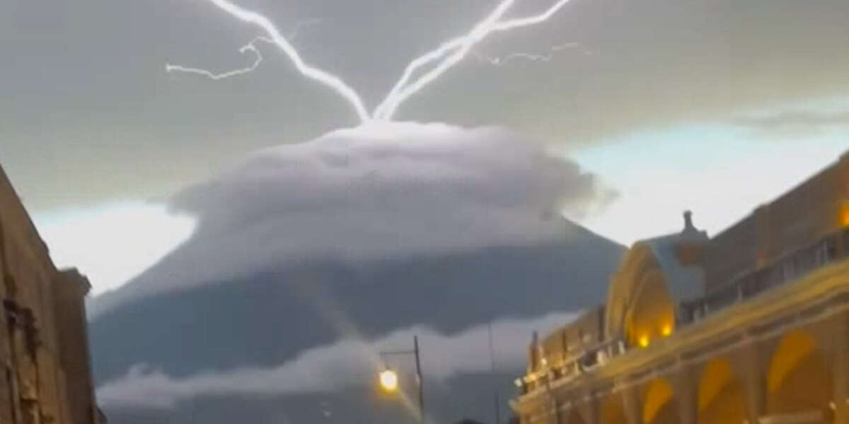 Lightning Appears to Strike Up From Guatemala's Acatenango Volcano - Vimarsana News