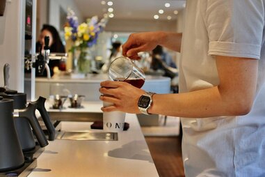 barista pouring coffee at pont cafe mullae