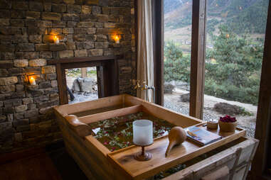 Hot stone bath at Gangtey Lodge