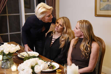 dorinda medley and sonja morgan having a confrontation at dinner